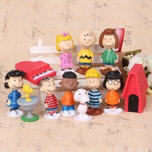 Peanuts Charlie Brown Snoopy Playset 12 Figure Cake Topper Toy Set Collectible